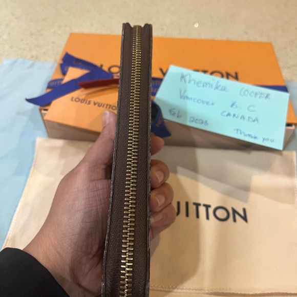 Lv wallet 💯 % Authentic - Picture 5 of 10